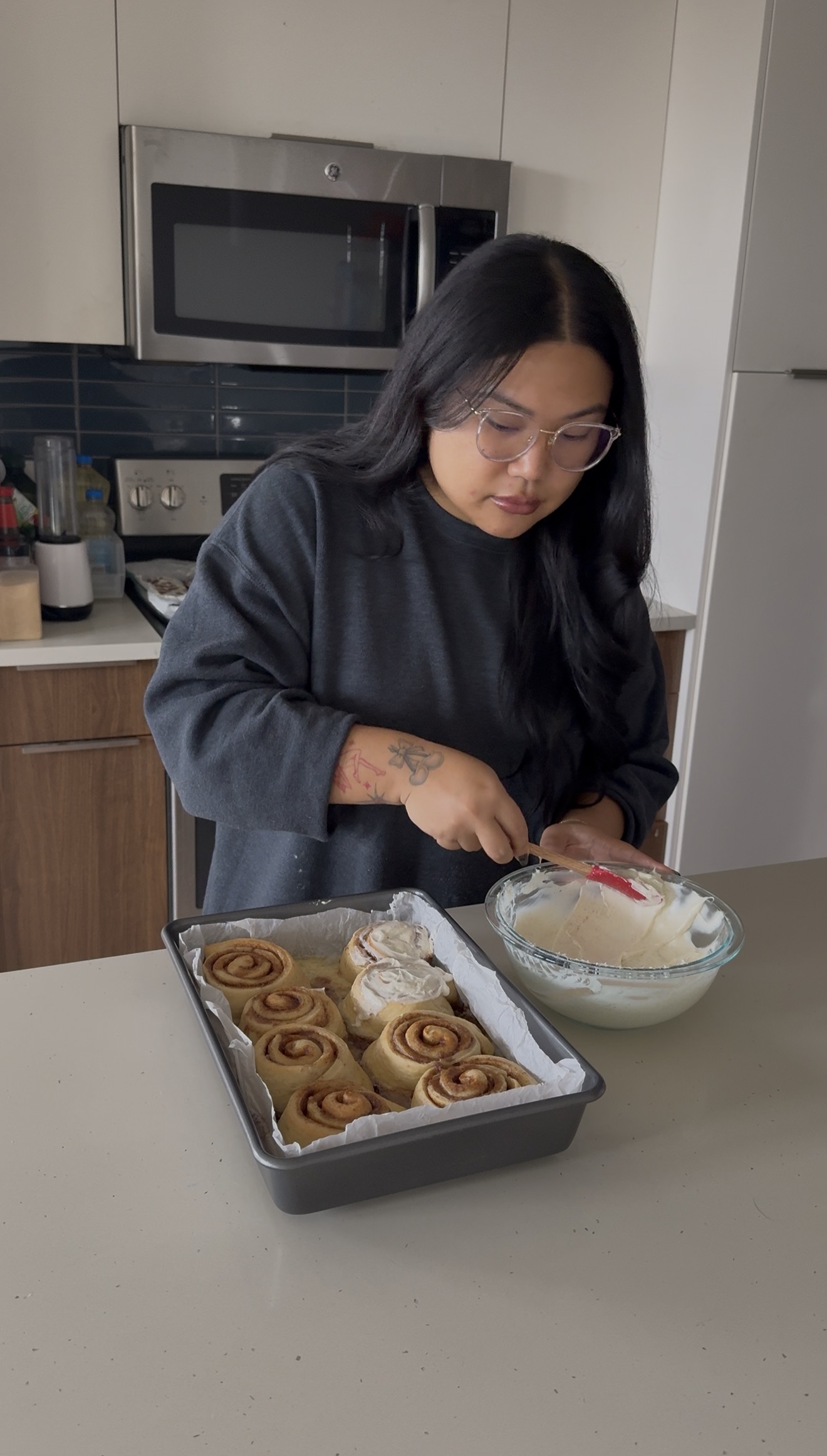 Frosting cinnamon rolls
