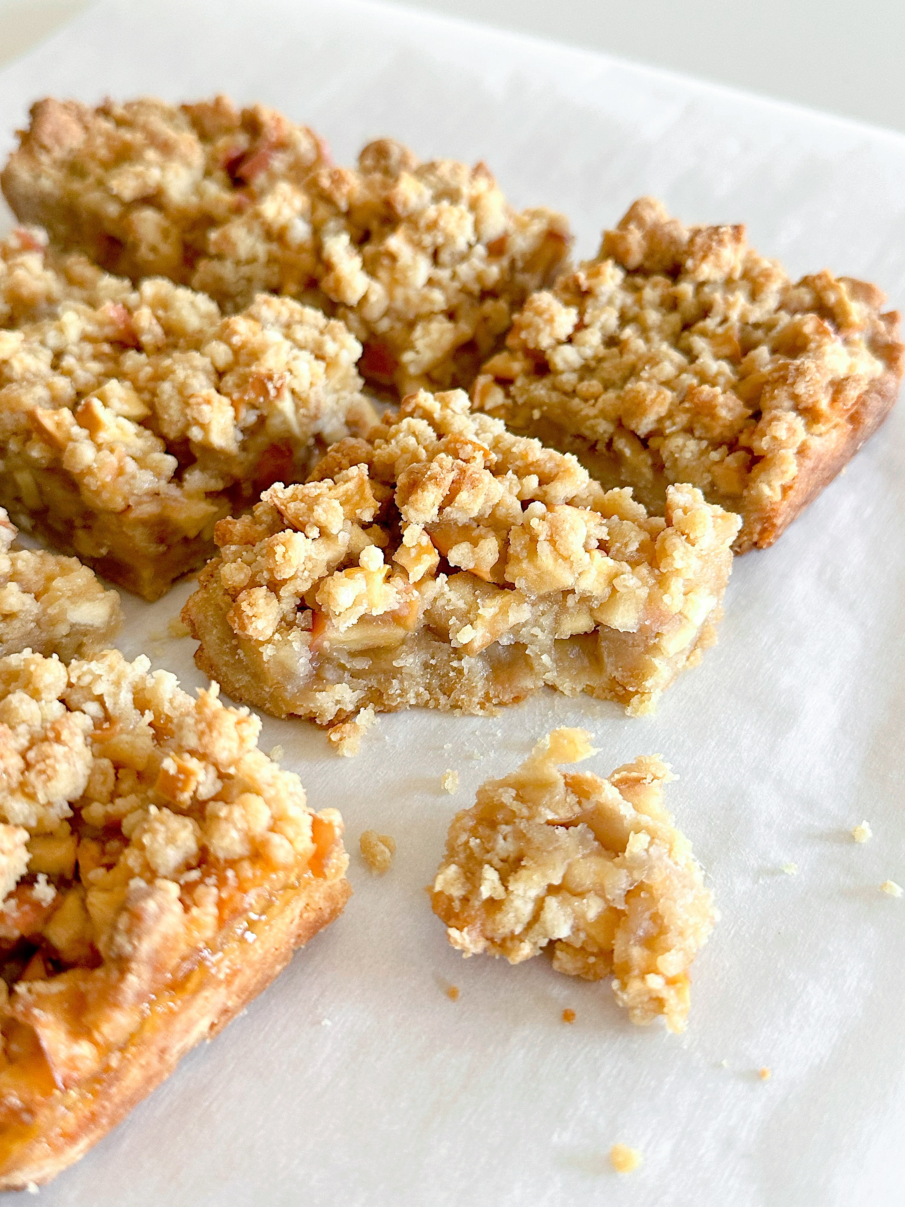 Apple Crumble Shortbread Bars
