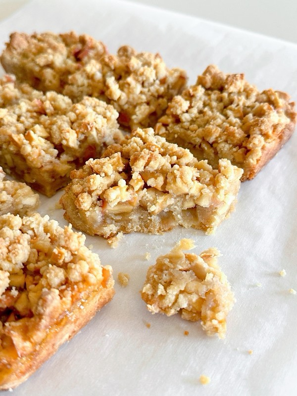 Apple Crumble Shortbread Bars